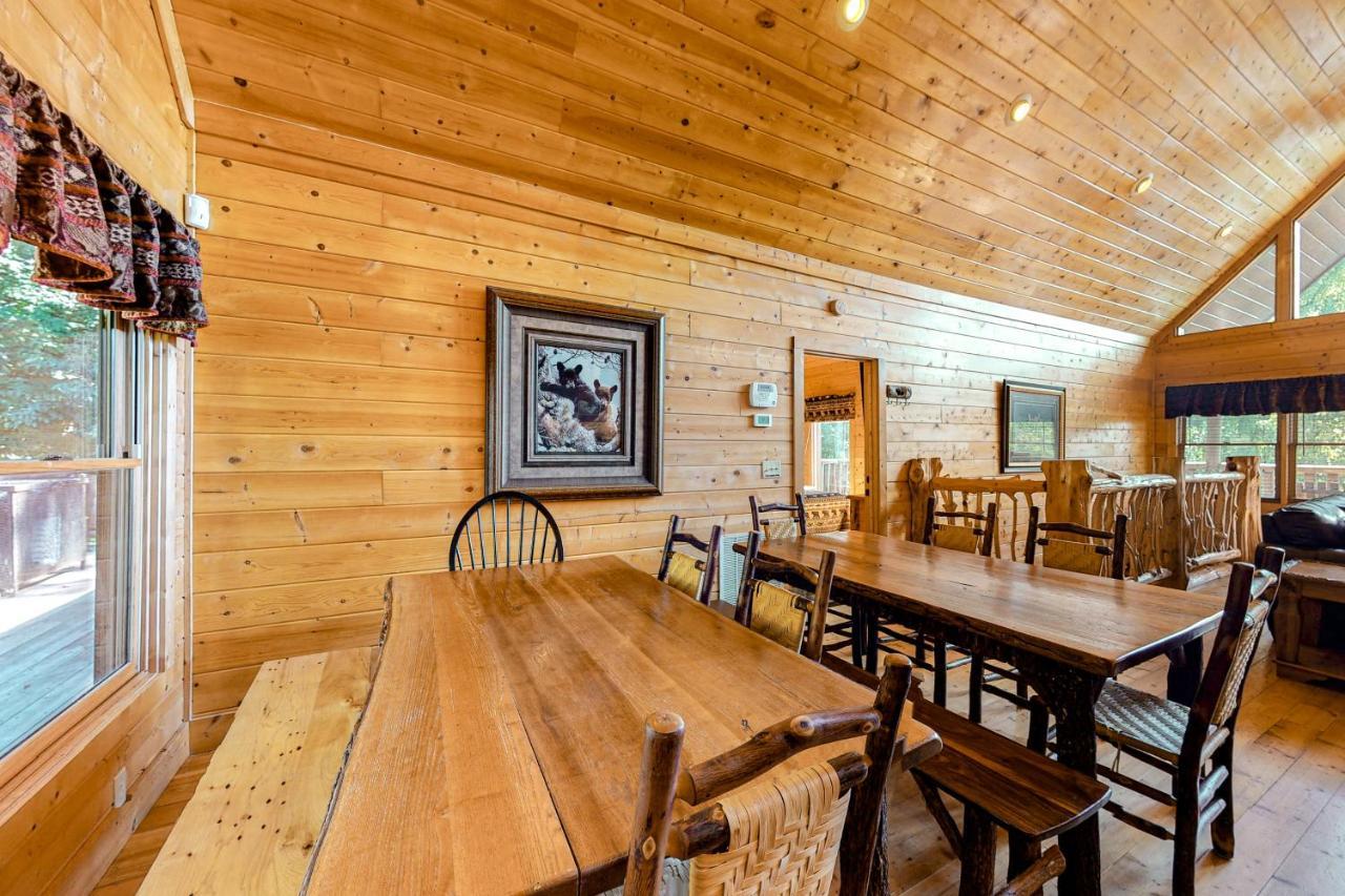 Edge Of The Park Lodge Sevierville Bagian luar foto